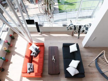 A Bright Modern Home with Stunning Staircase and Open Plan in Moscow