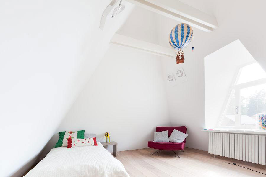 A Bright Modern Home with Stunning Staircase and Open Plan in Moscow by 4a Architekten (59)