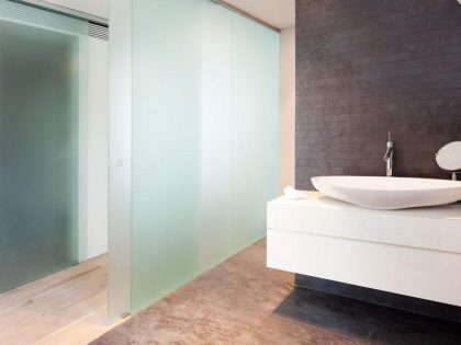 A Bright Modern Home with Stunning Staircase and Open Plan in Moscow by 4a Architekten (64)