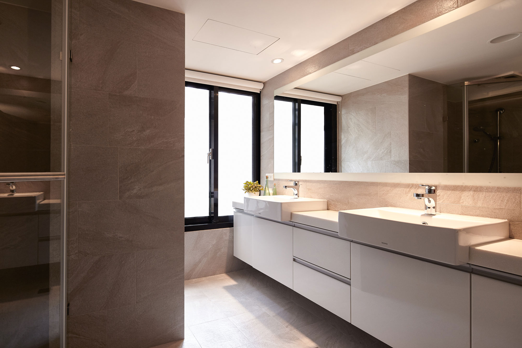 A 30-Year-Old Apartment Turned into a Bright Modern House in Taipei City by Alfonso Ideas (15)