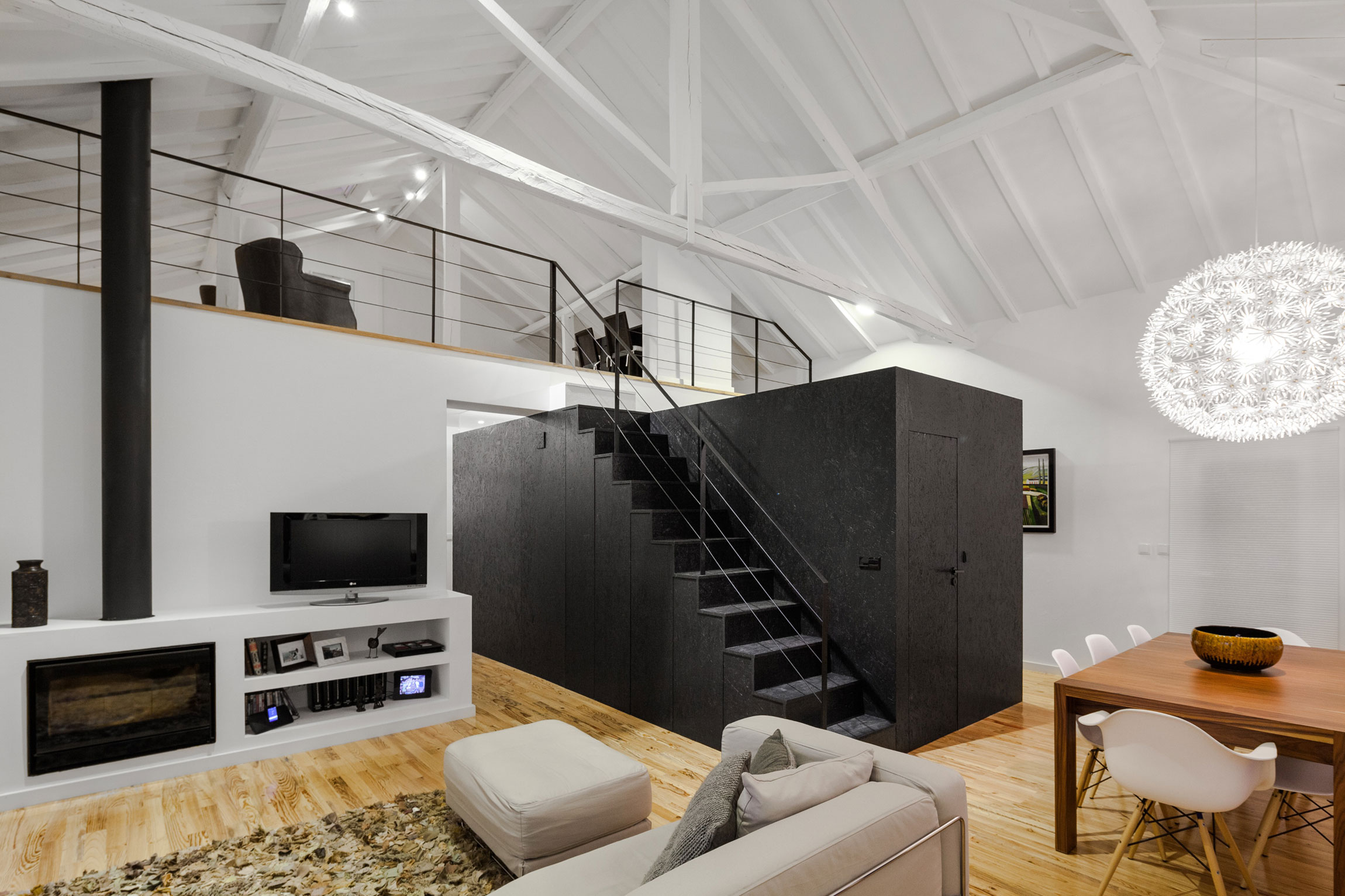 A Barn House Turned Into a Bright Contemporary Home in Monte Real, Portugal by Ines Brandao (1)