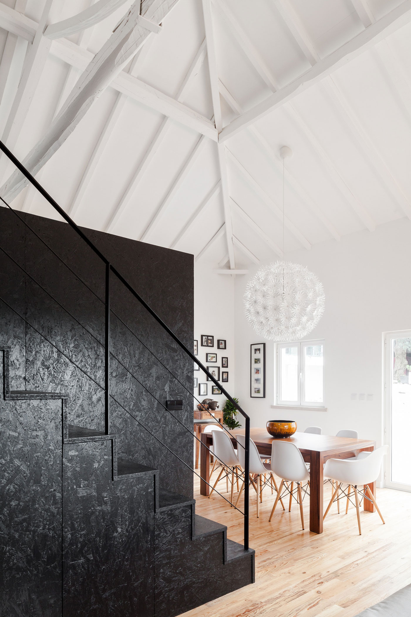 A Barn House Turned Into a Bright Contemporary Home in Monte Real, Portugal by Ines Brandao (7)