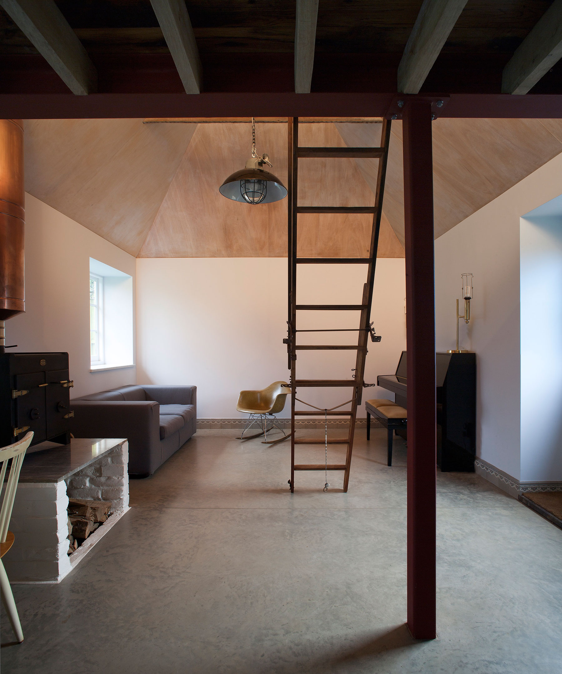 A Barn Transformed into a Beautiful Countryside Home in Folkestone, England by Liddicoat & Goldhill (17)