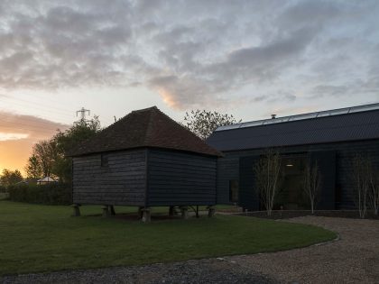 A Barn Transformed into a Beautiful Countryside Home in Folkestone, England by Liddicoat & Goldhill (2)