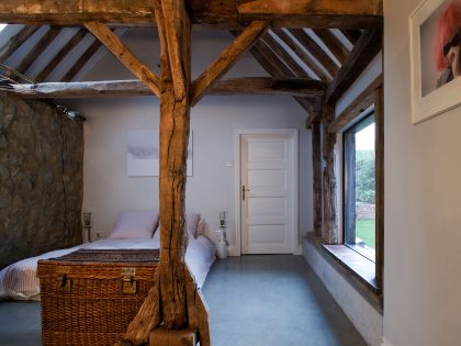 A Barn Transformed into a Beautiful Countryside Home in Folkestone, England by Liddicoat & Goldhill (27)