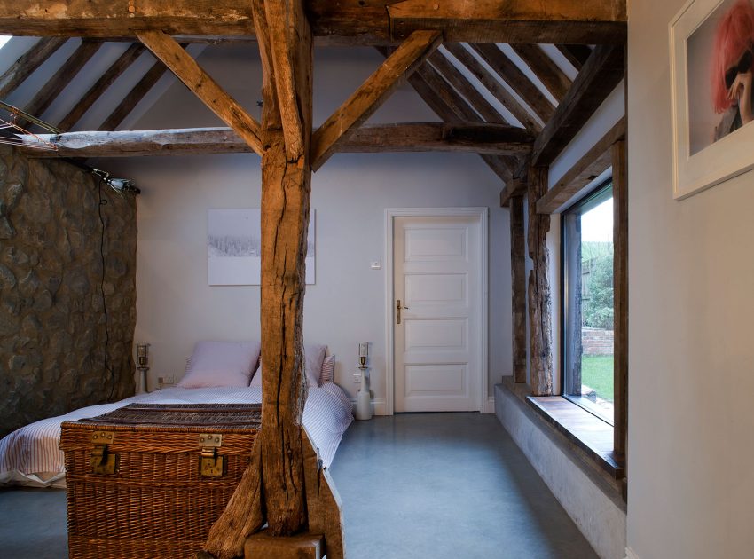 A Barn Transformed into a Beautiful Countryside Home in Folkestone, England by Liddicoat & Goldhill (27)