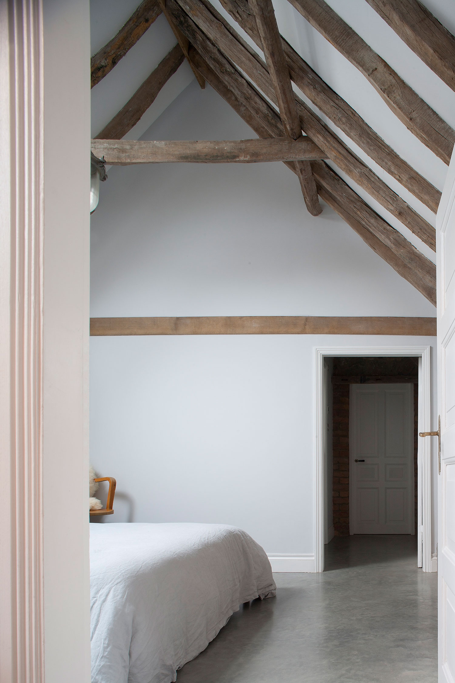 A Barn Transformed into a Beautiful Countryside Home in Folkestone, England by Liddicoat & Goldhill (29)