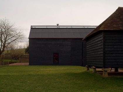 A Barn Transformed into a Beautiful Countryside Home in Folkestone, England by Liddicoat & Goldhill (3)