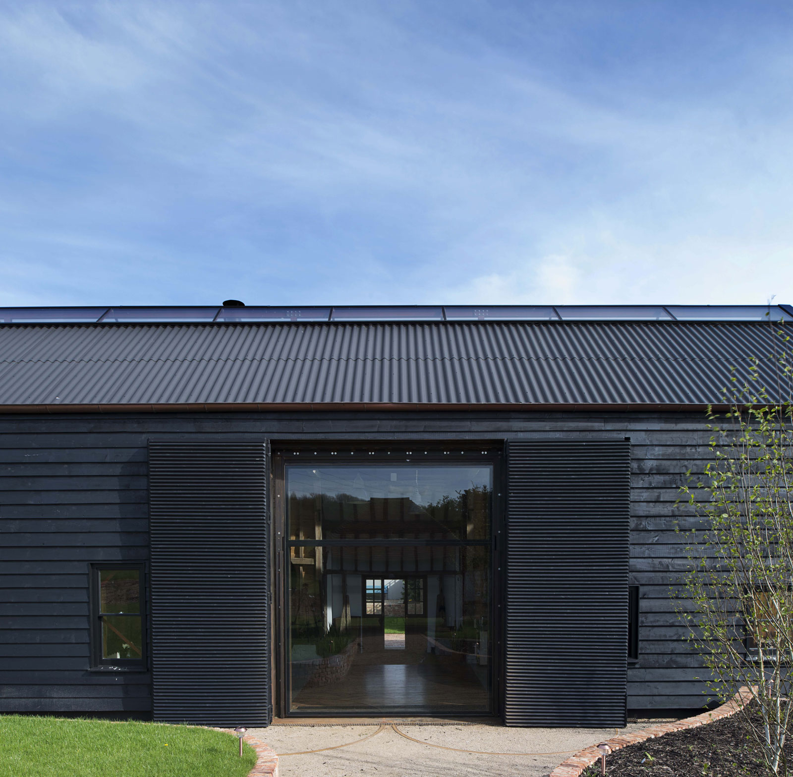 A Barn Transformed into a Beautiful Countryside Home in Folkestone, England by Liddicoat & Goldhill (6)