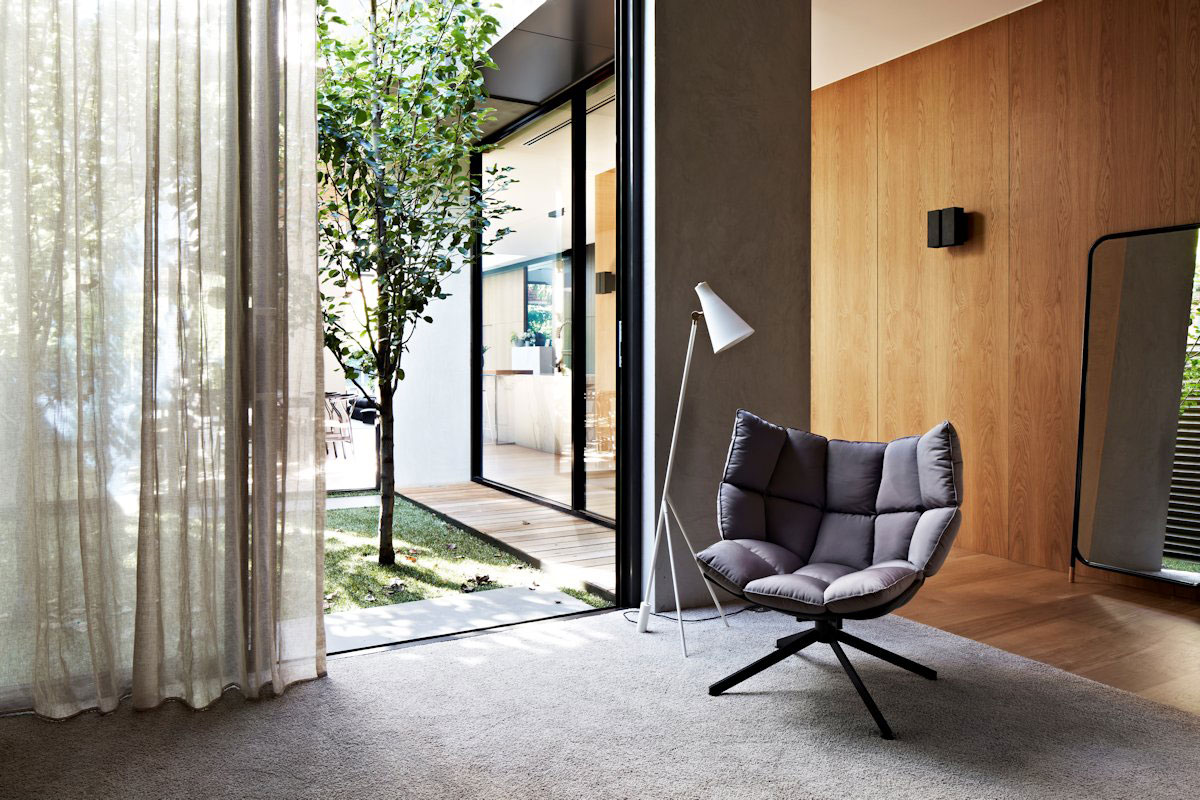 A Beautiful Contemporary Home with Industrial and Warm Interiors in South Yarra by AGUSHI & WORKROOM Design (20)