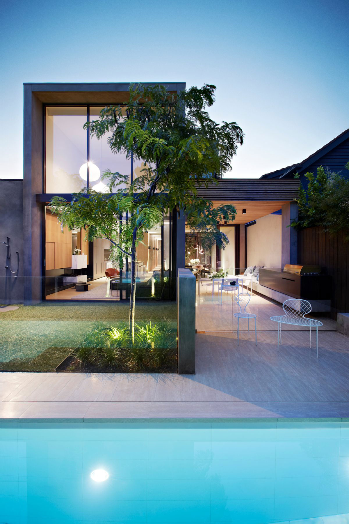 A Beautiful Contemporary Home with Industrial and Warm Interiors in South Yarra by AGUSHI & WORKROOM Design (26)