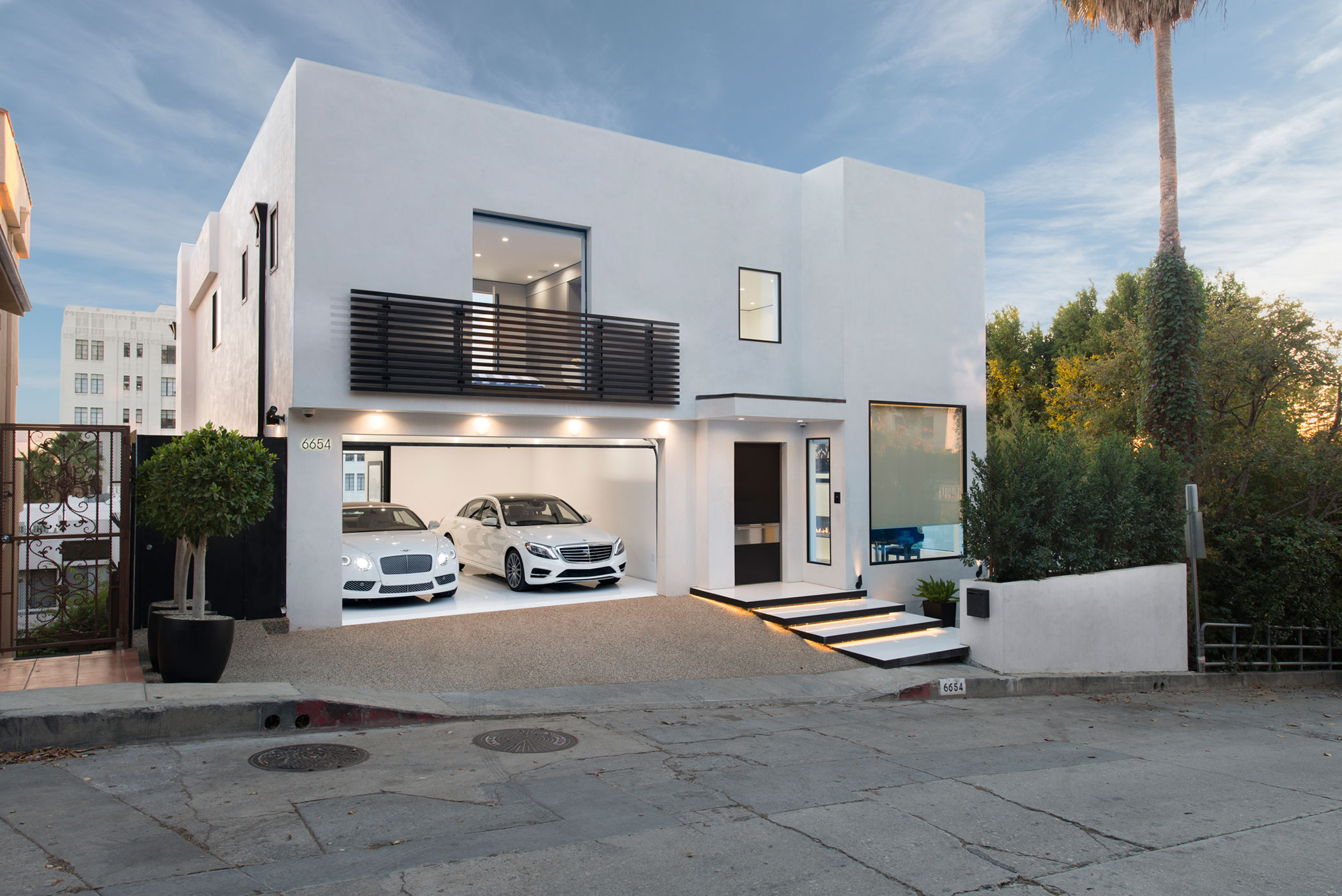 A Stylish and Beautiful Modern Home with Spectacular Views in Los Angeles by Ori Ayonmike (1)