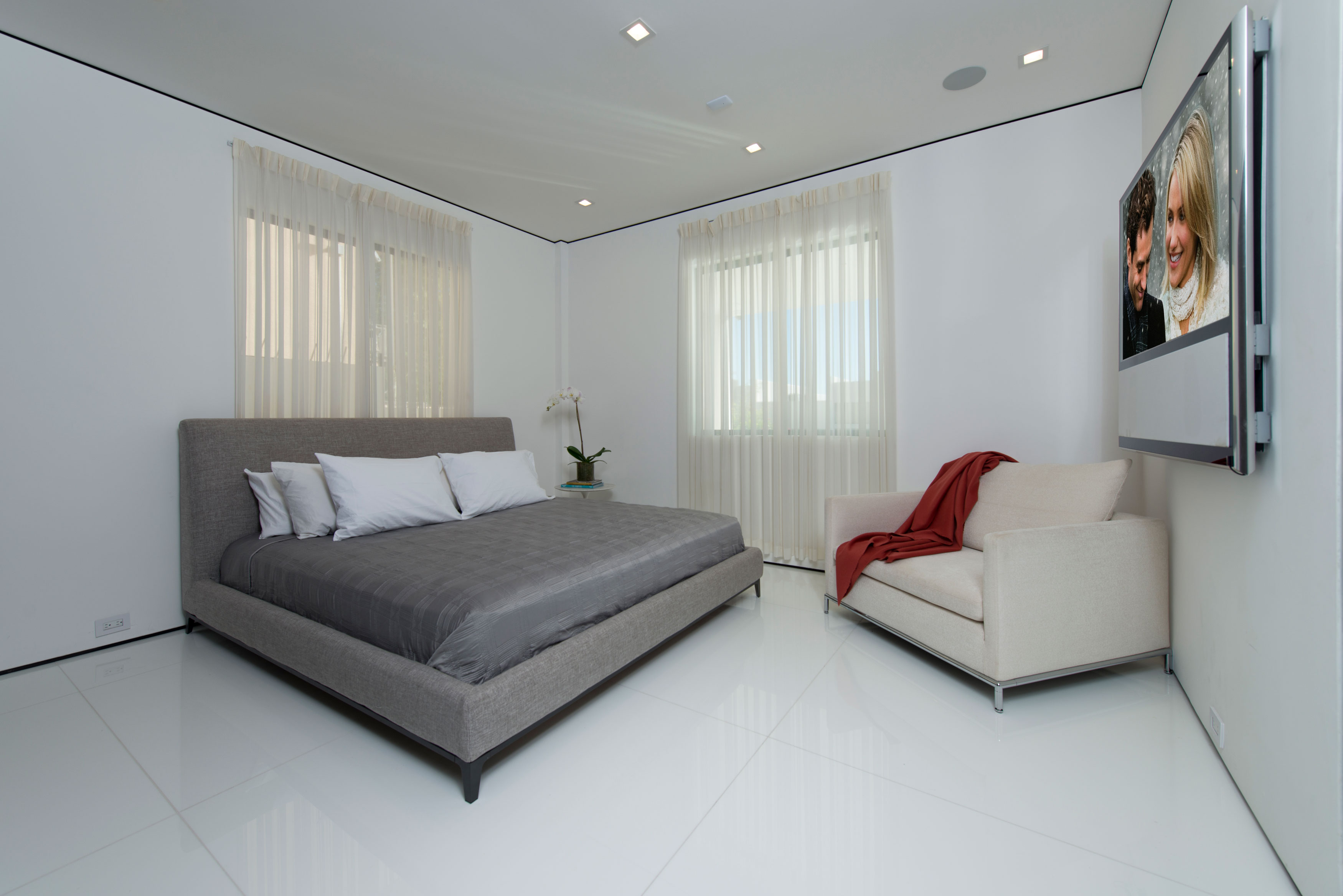 A Stylish and Beautiful Modern Home with Spectacular Views in Los Angeles by Ori Ayonmike (14)