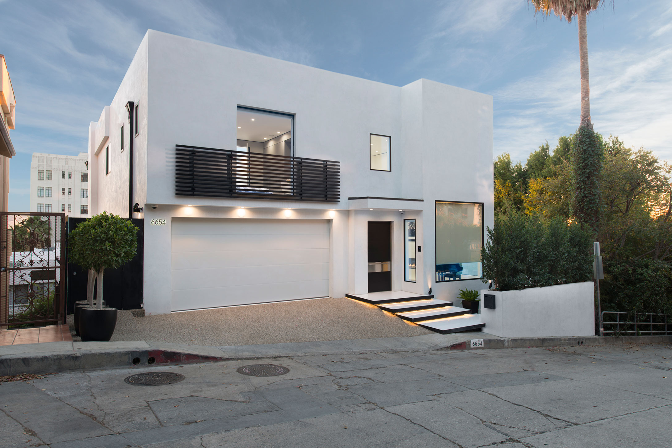 A Stylish and Beautiful Modern Home with Spectacular Views in Los Angeles by Ori Ayonmike (2)