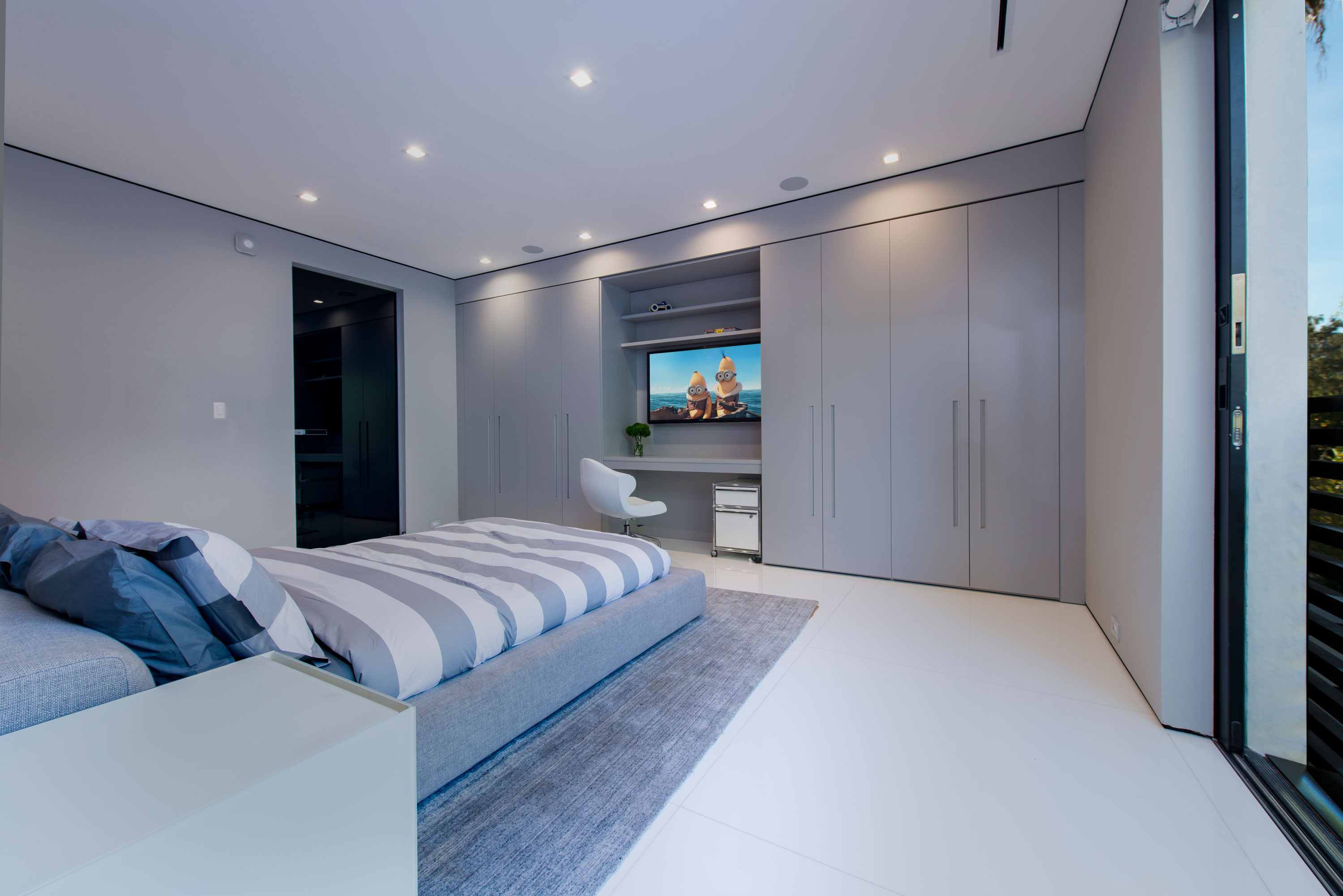 A Stylish and Beautiful Modern Home with Spectacular Views in Los Angeles by Ori Ayonmike (21)