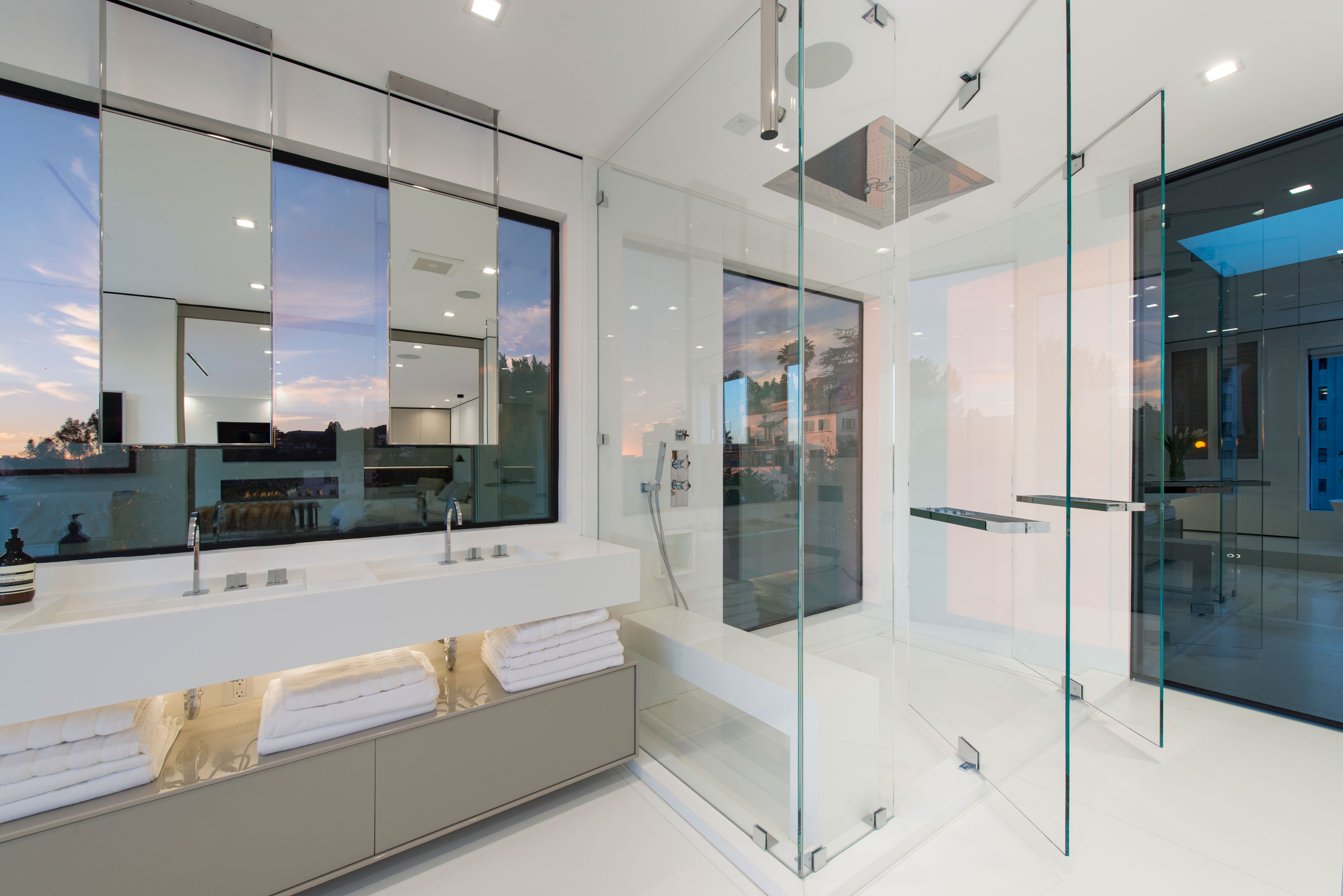 A Stylish and Beautiful Modern Home with Spectacular Views in Los Angeles by Ori Ayonmike (34)