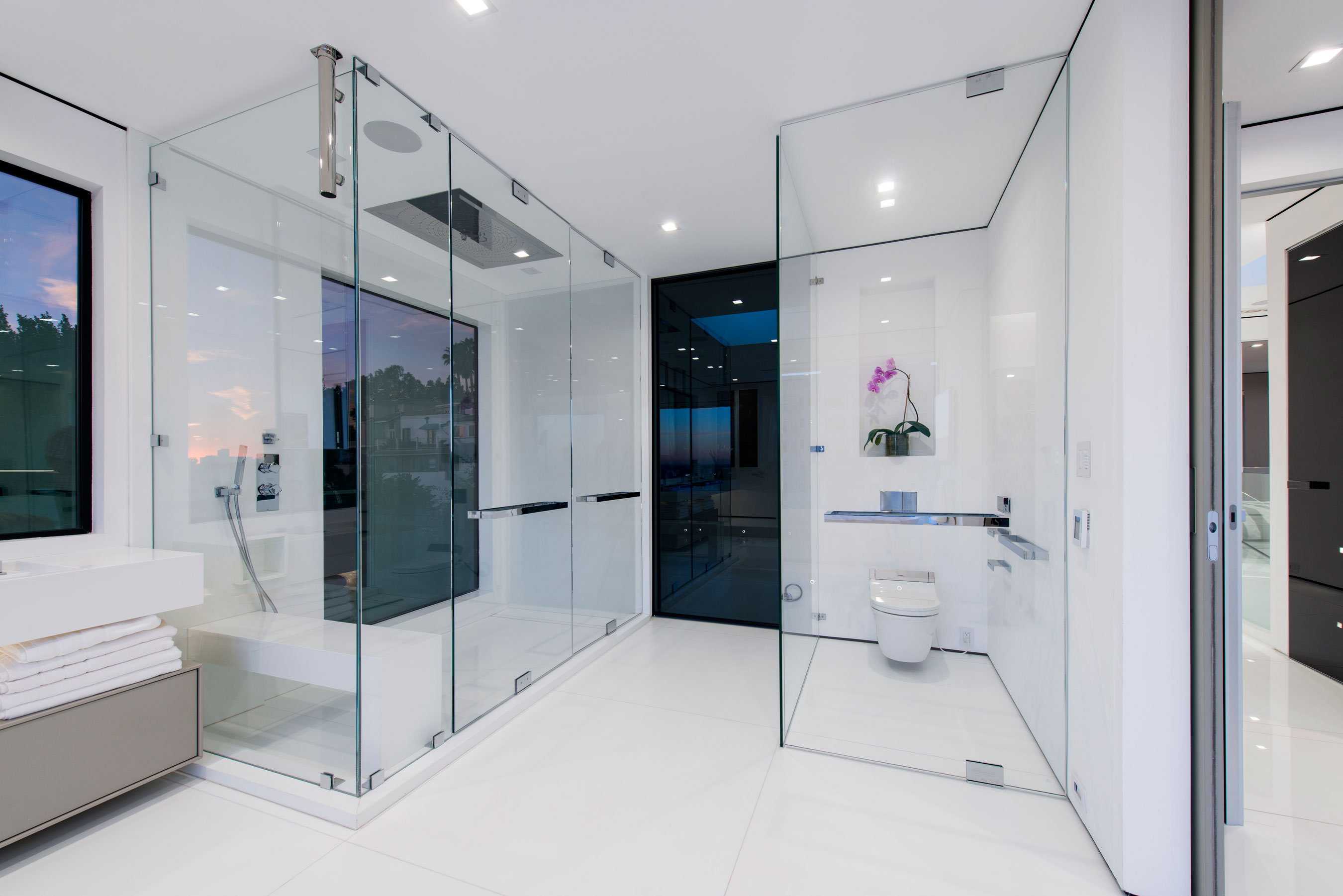 A Stylish and Beautiful Modern Home with Spectacular Views in Los Angeles by Ori Ayonmike (35)