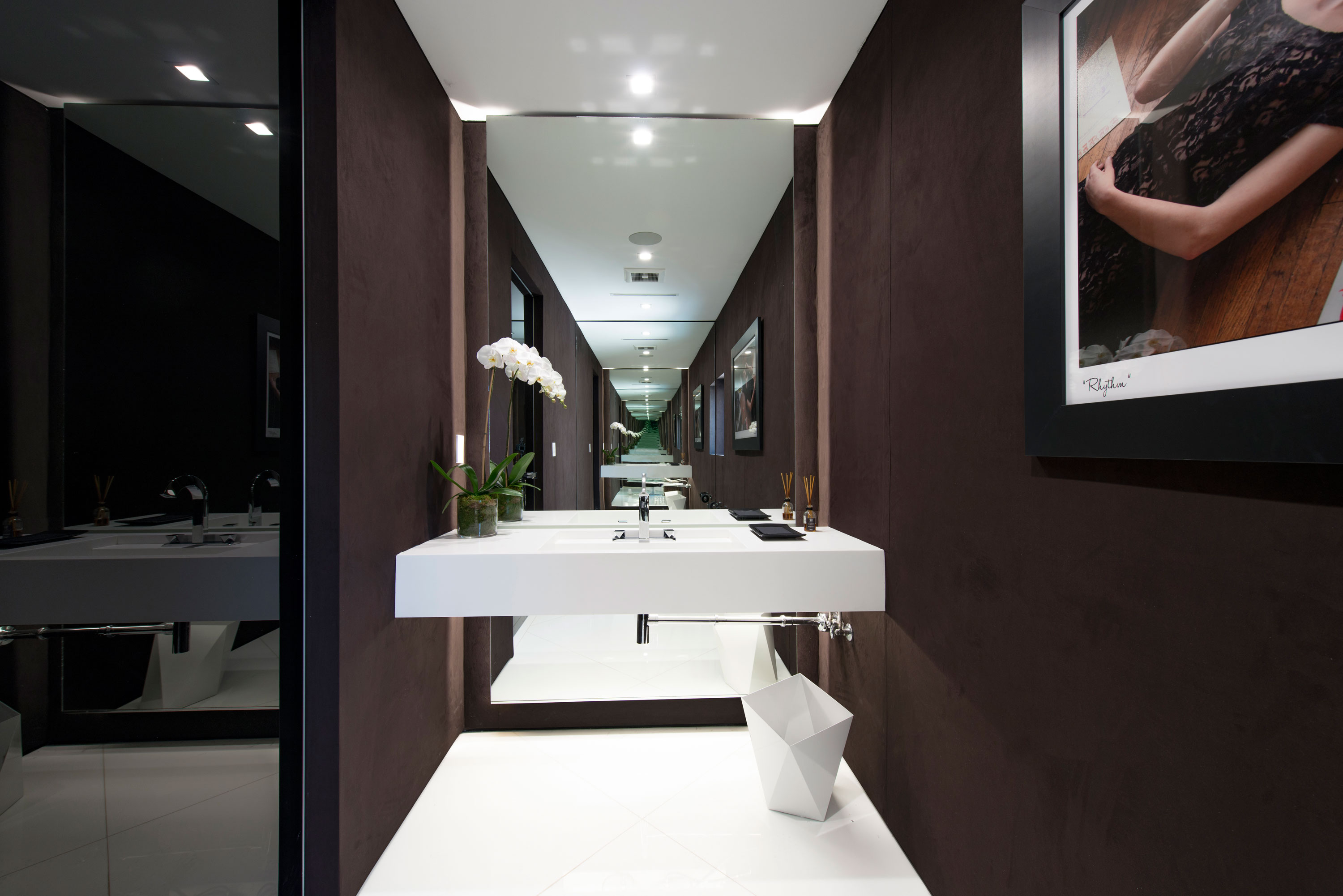 A Stylish and Beautiful Modern Home with Spectacular Views in Los Angeles by Ori Ayonmike (38)