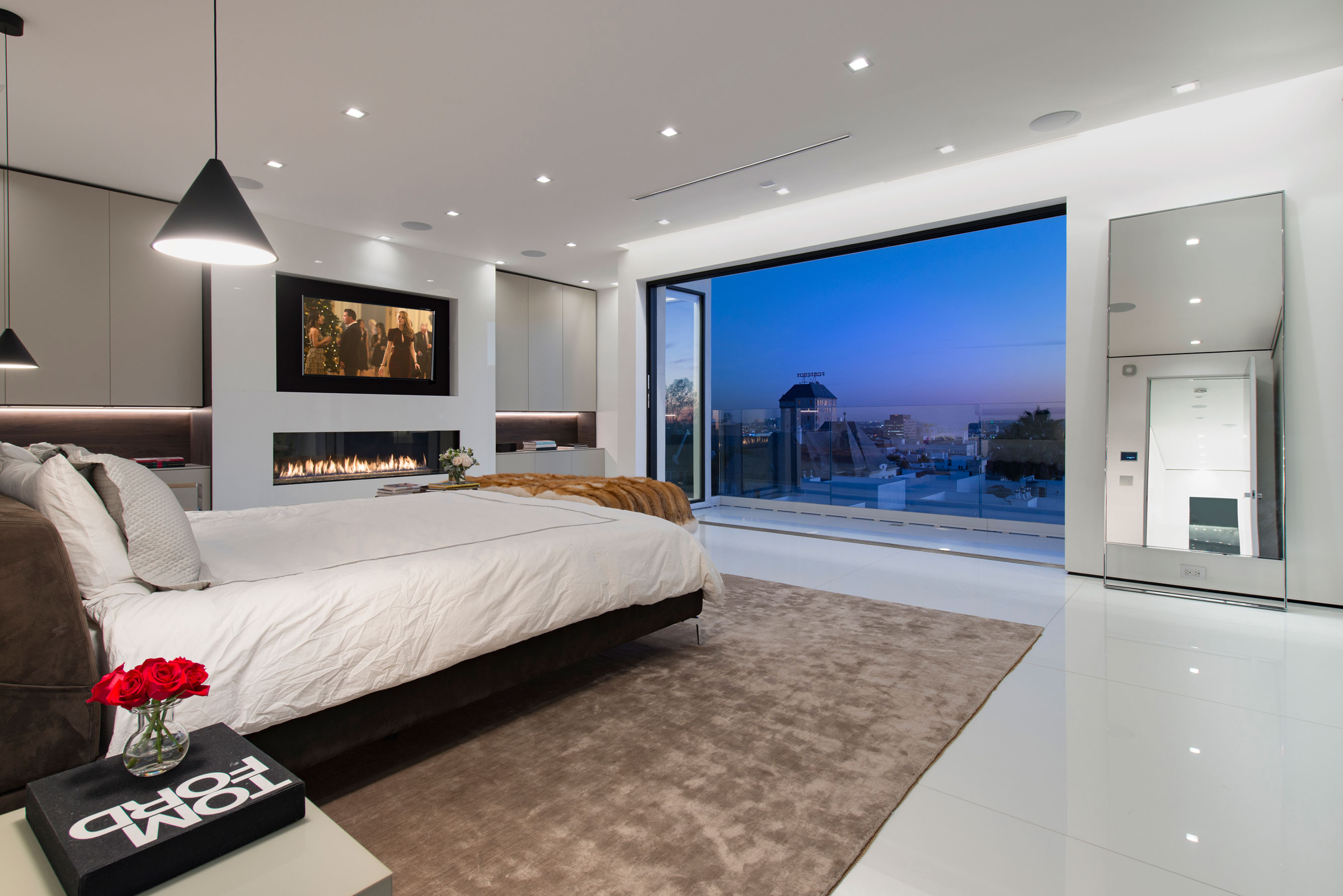 A Stylish and Beautiful Modern Home with Spectacular Views in Los Angeles by Ori Ayonmike (40)