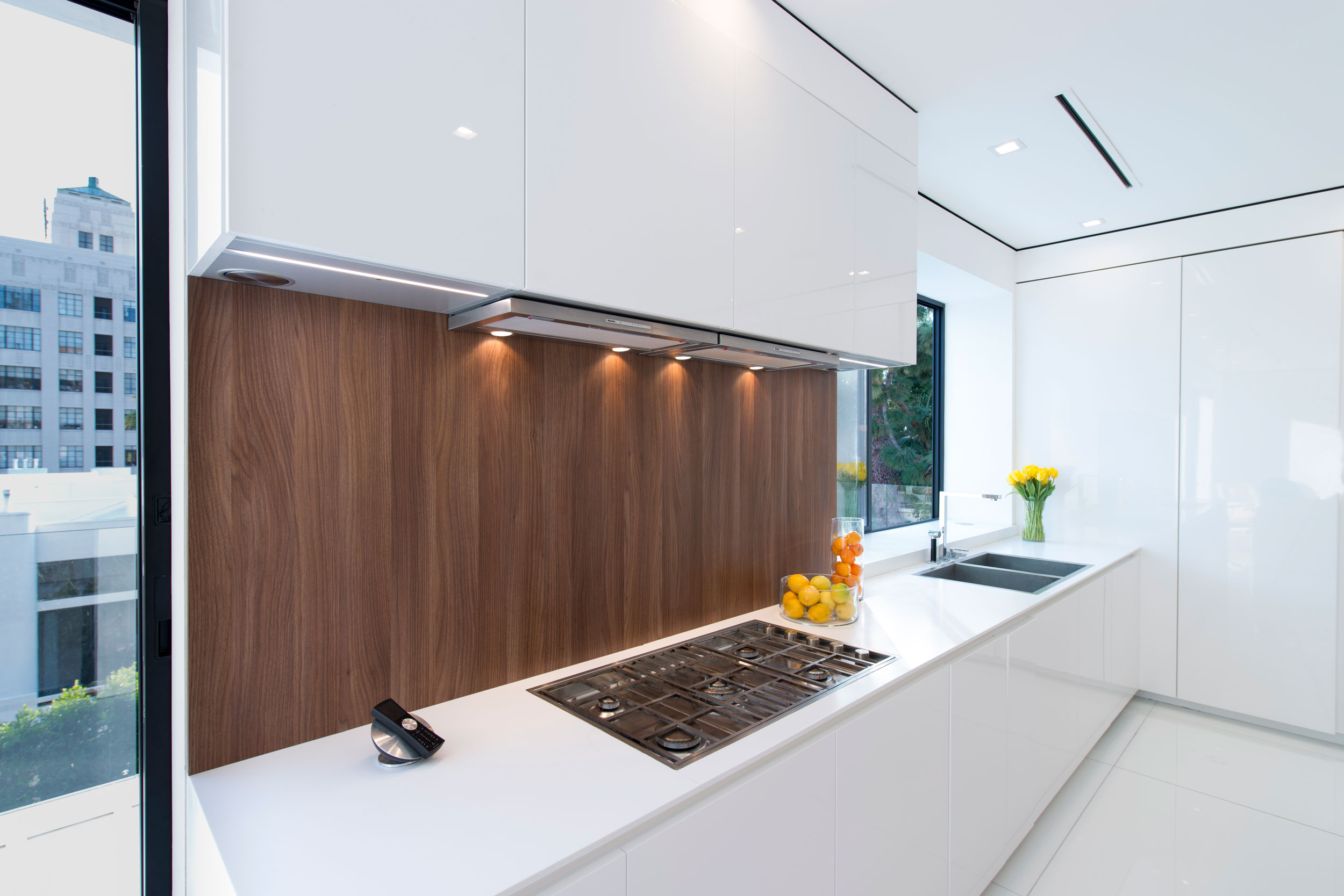 A Stylish and Beautiful Modern Home with Spectacular Views in Los Angeles by Ori Ayonmike (7)