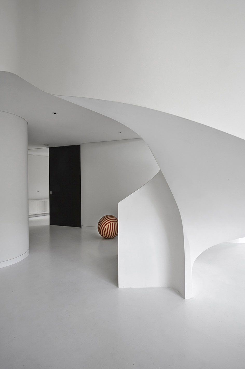 A Beautiful Modern Minimalist Loft with a Sculptural Staircase in Melbourne by Adrian Amore (4)