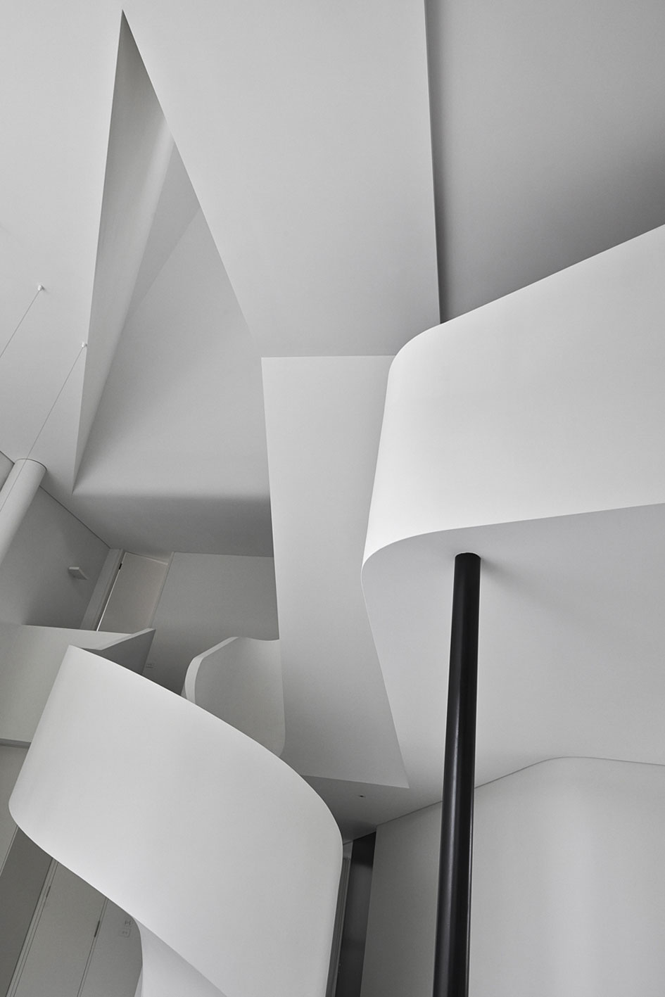 A Beautiful Modern Minimalist Loft with a Sculptural Staircase in Melbourne by Adrian Amore (7)