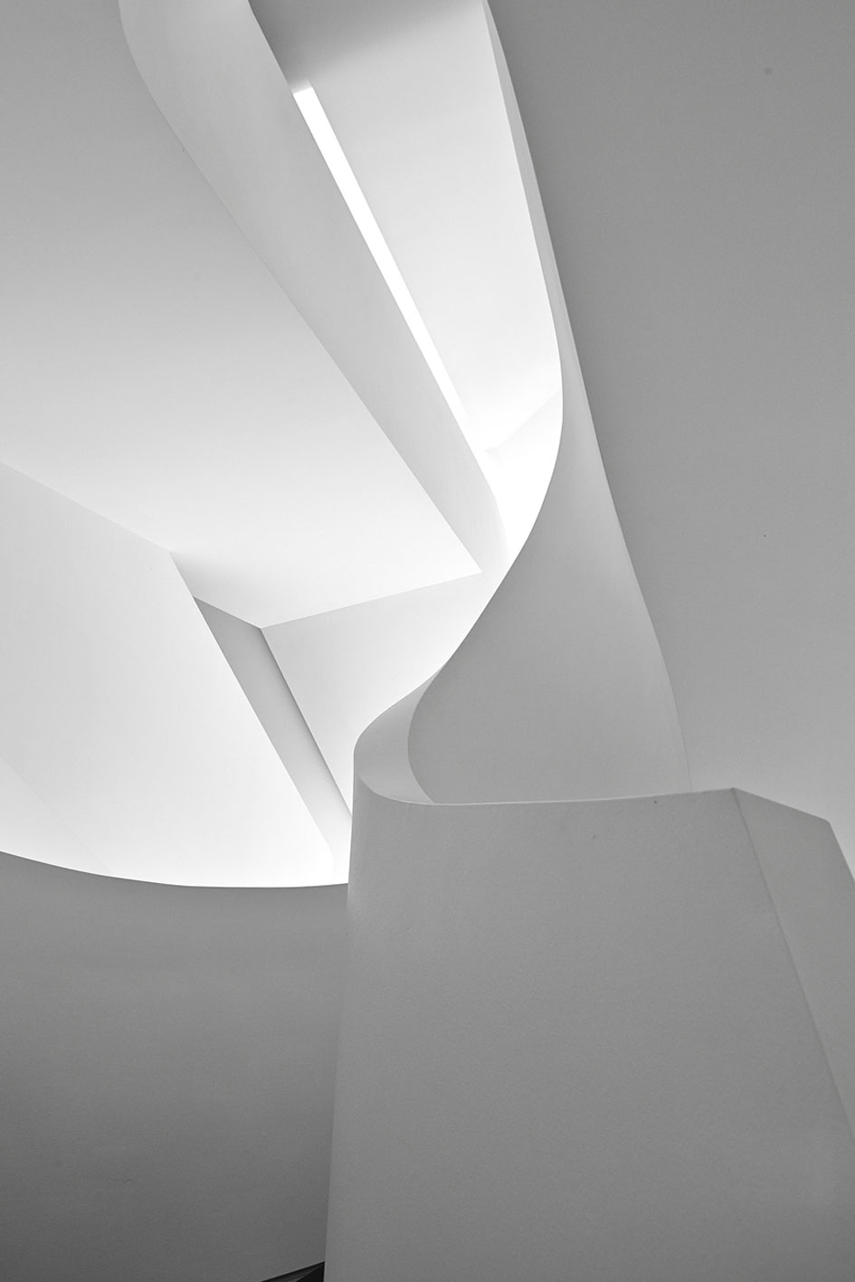 A Beautiful Modern Minimalist Loft with a Sculptural Staircase in Melbourne by Adrian Amore (9)