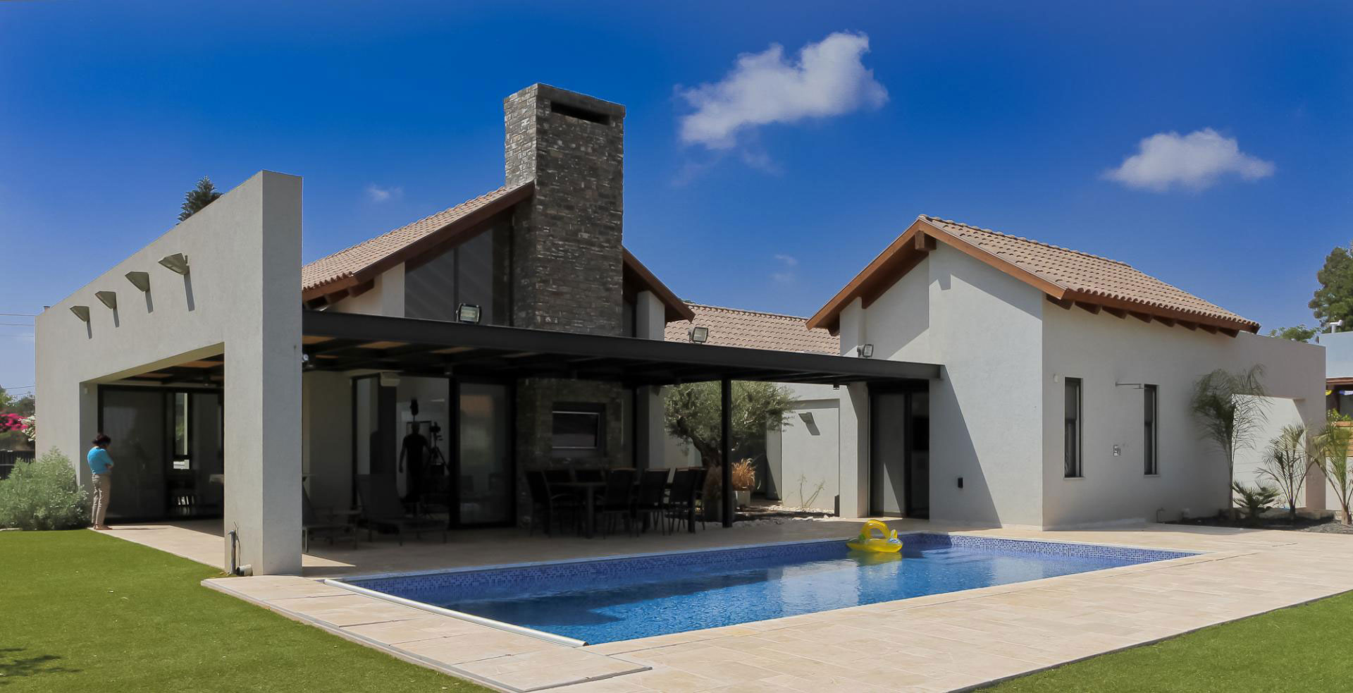 A Beautiful Contemporary Home with Classic Warm Elements and Interesting Views in Pardes Hanna by SaaB architects (1)