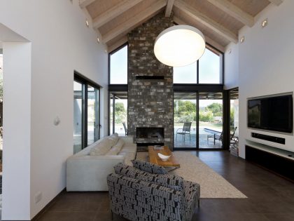 A Beautiful Contemporary Home with Classic Warm Elements and Interesting Views in Pardes Hanna by SaaB architects (10)