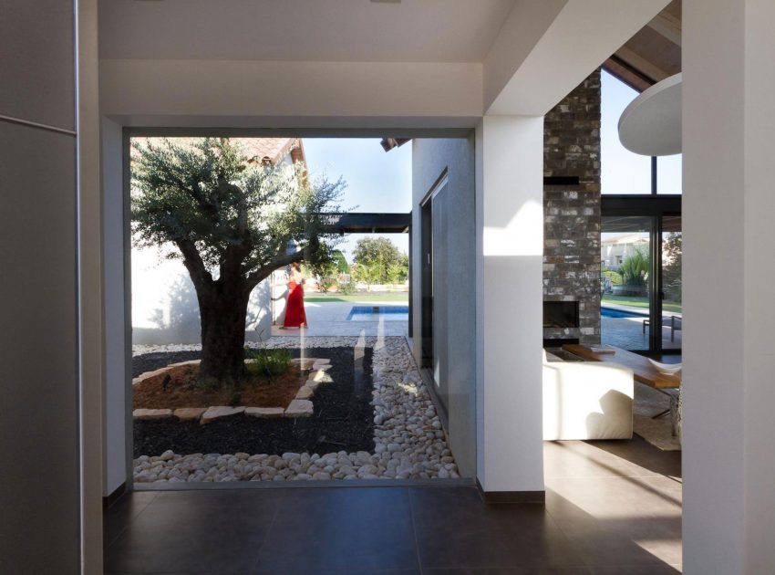 A Beautiful Contemporary Home with Classic Warm Elements and Interesting Views in Pardes Hanna by SaaB architects (12)