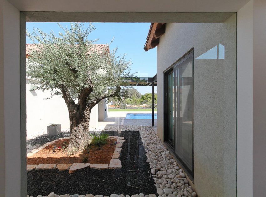 A Beautiful Contemporary Home with Classic Warm Elements and Interesting Views in Pardes Hanna by SaaB architects (13)