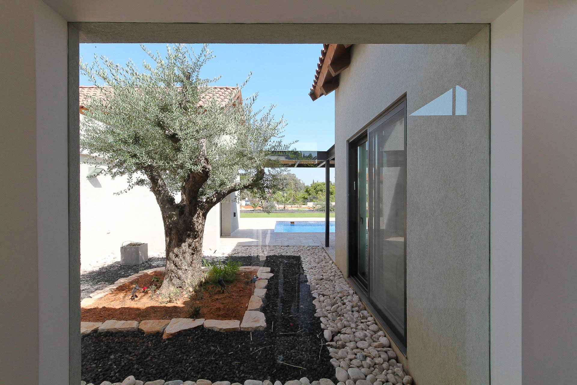 A Beautiful Contemporary Home with Classic Warm Elements and Interesting Views in Pardes Hanna by SaaB architects (13)