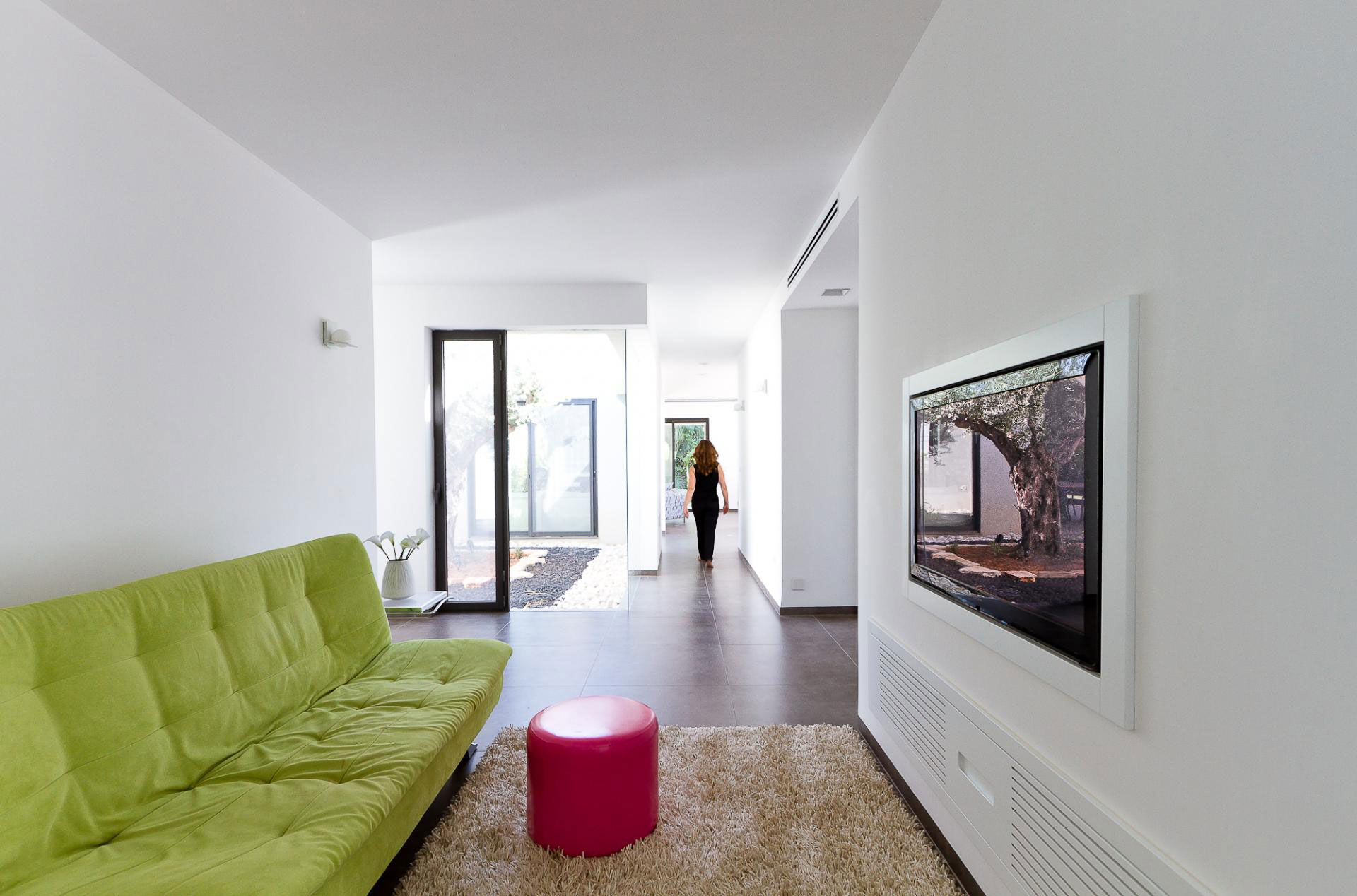 A Beautiful Contemporary Home with Classic Warm Elements and Interesting Views in Pardes Hanna by SaaB architects (14)