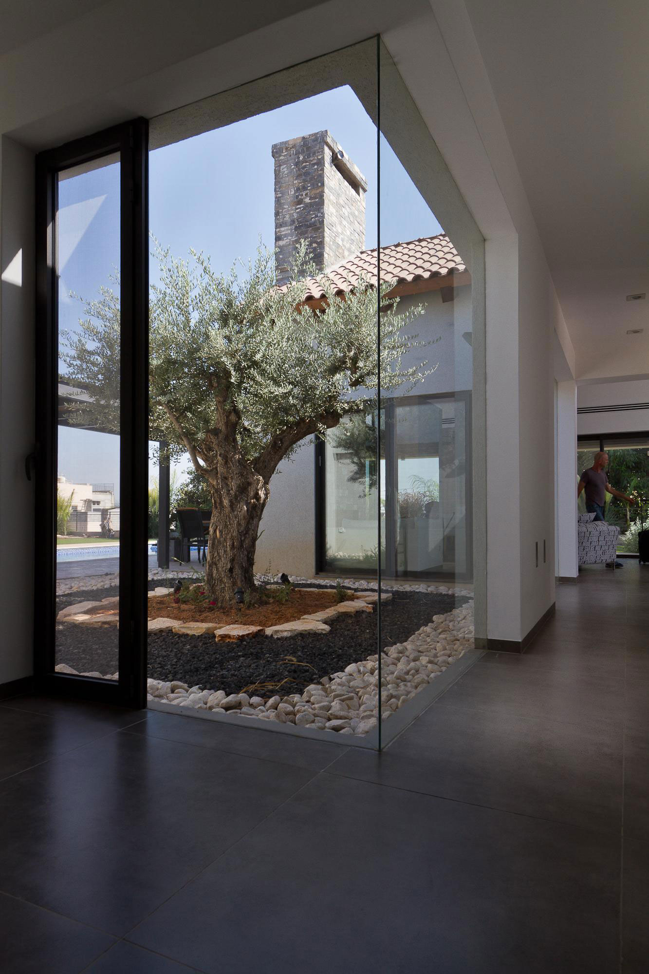 A Beautiful Contemporary Home with Classic Warm Elements and Interesting Views in Pardes Hanna by SaaB architects (19)