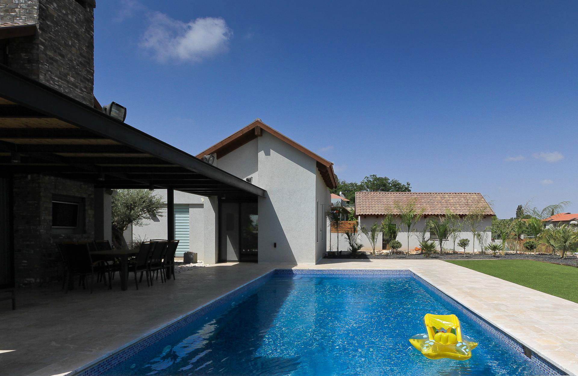 A Beautiful Contemporary Home with Classic Warm Elements and Interesting Views in Pardes Hanna by SaaB architects (2)