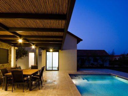 A Beautiful Contemporary Home with Classic Warm Elements and Interesting Views in Pardes Hanna by SaaB architects (22)