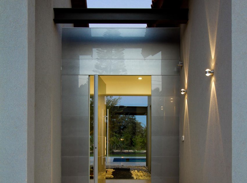A Beautiful Contemporary Home with Classic Warm Elements and Interesting Views in Pardes Hanna by SaaB architects (25)