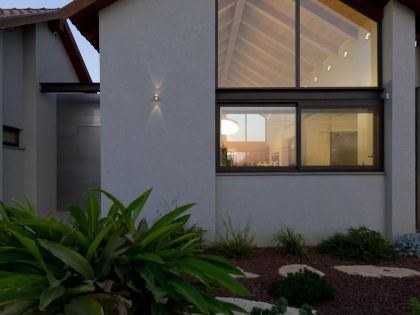 A Beautiful Contemporary Home with Classic Warm Elements and Interesting Views in Pardes Hanna by SaaB architects (26)