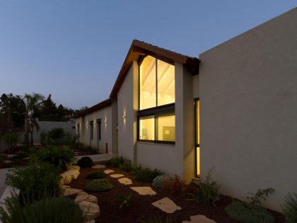 A Beautiful Contemporary Home with Classic Warm Elements and Interesting Views in Pardes Hanna by SaaB architects (27)