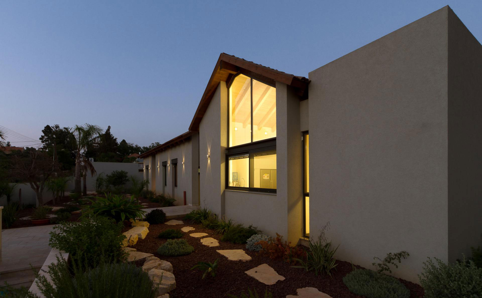 A Beautiful Contemporary Home with Classic Warm Elements and Interesting Views in Pardes Hanna by SaaB architects (27)