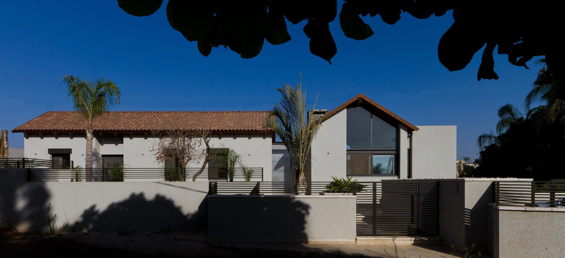 A Beautiful Contemporary Home with Classic Warm Elements and Interesting Views in Pardes Hanna by SaaB architects (3)