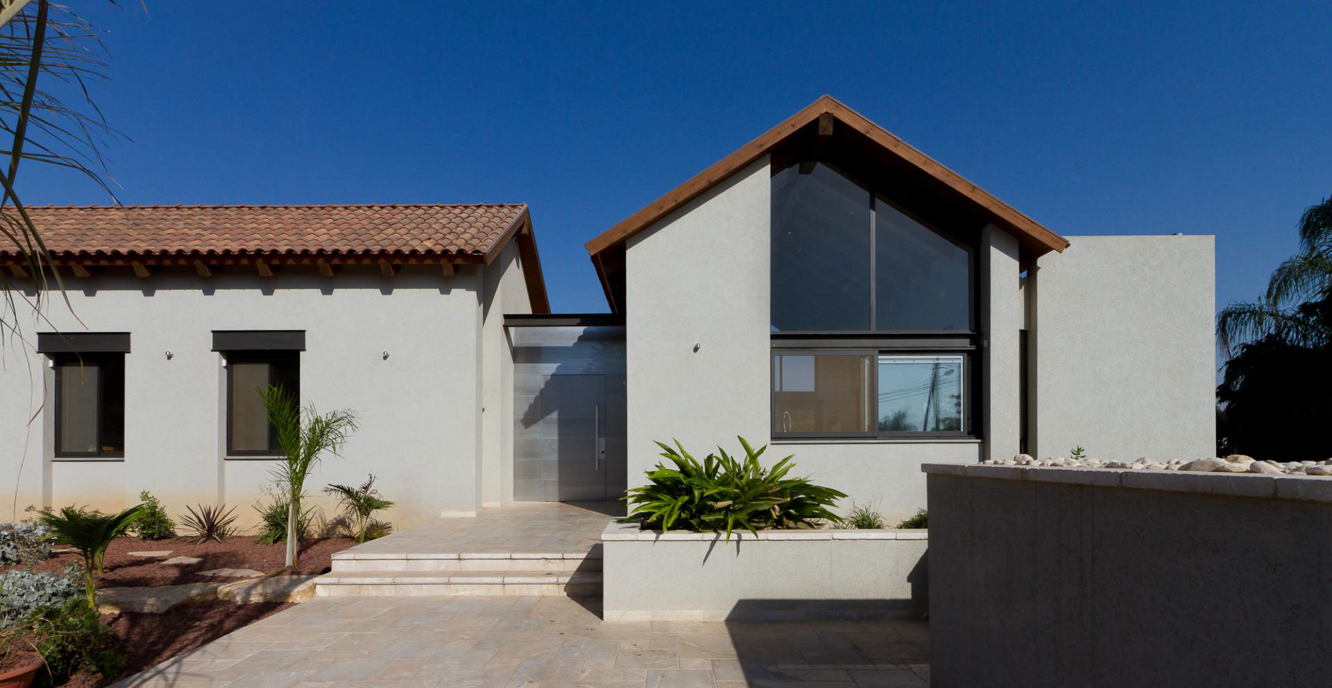 A Beautiful Contemporary Home with Classic Warm Elements and Interesting Views in Pardes Hanna by SaaB architects (5)
