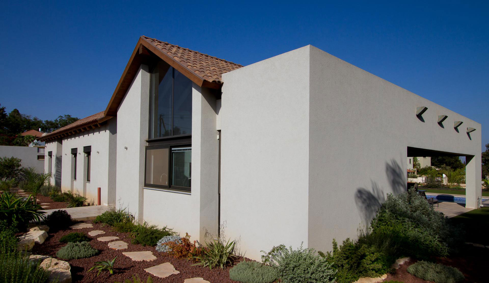A Beautiful Contemporary Home with Classic Warm Elements and Interesting Views in Pardes Hanna by SaaB architects (6)