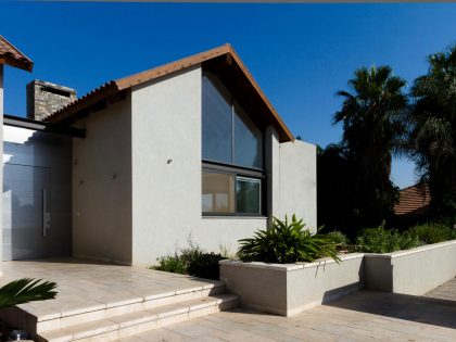 A Beautiful Contemporary Home with Classic Warm Elements and Interesting Views in Pardes Hanna by SaaB architects (7)