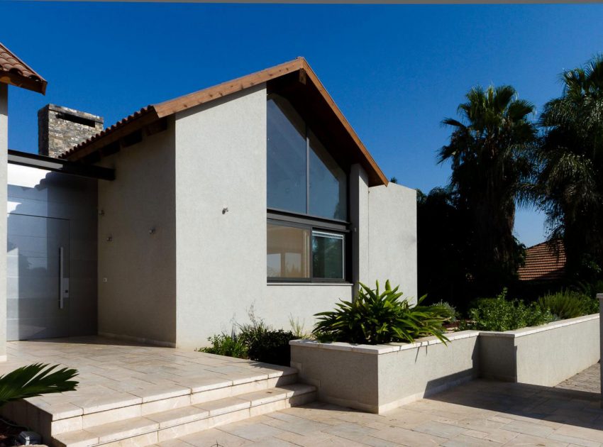 A Beautiful Contemporary Home with Classic Warm Elements and Interesting Views in Pardes Hanna by SaaB architects (7)