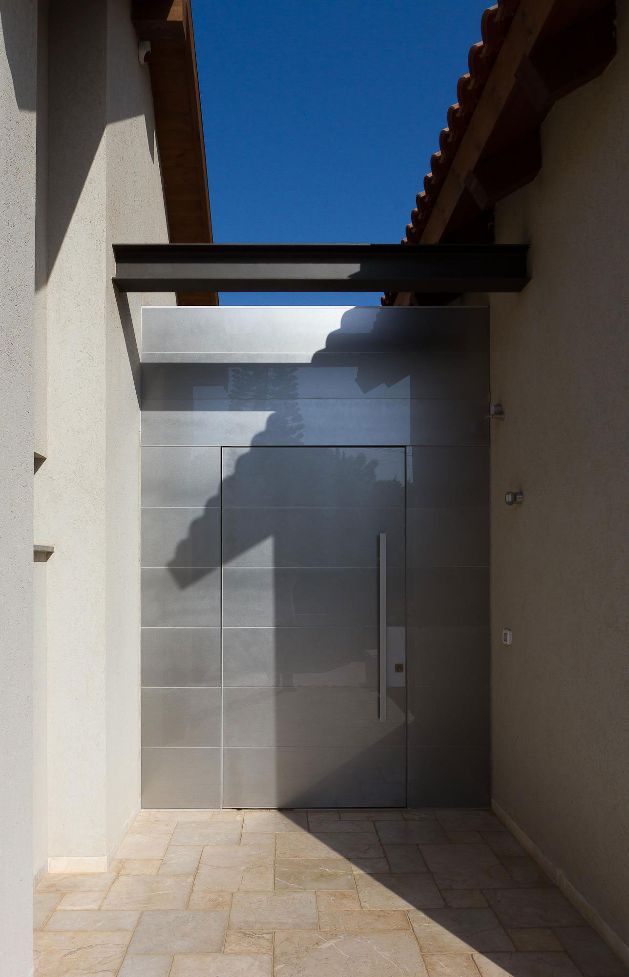 A Beautiful Contemporary Home with Classic Warm Elements and Interesting Views in Pardes Hanna by SaaB architects (8)