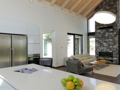 A Beautiful Contemporary Home with Classic Warm Elements and Interesting Views in Pardes Hanna by SaaB architects (9)