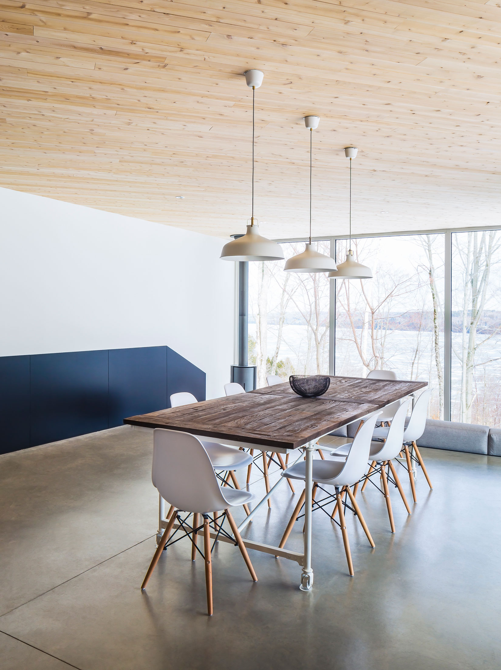 A Beautiful and Luminous Home Perched on the Snowy Terrain in Mansonville, Canada by MU Architecture (11)