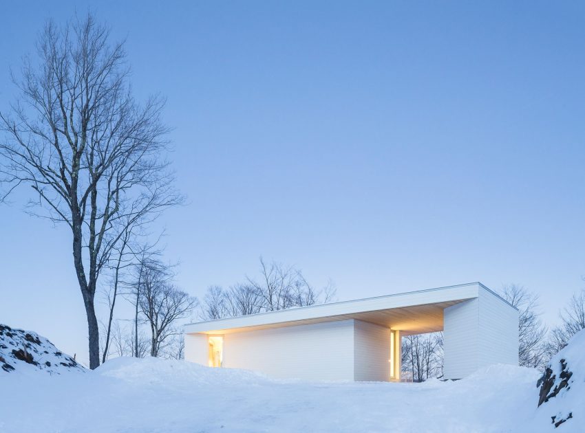 A Beautiful and Luminous Home Perched on the Snowy Terrain in Mansonville, Canada by MU Architecture (15)