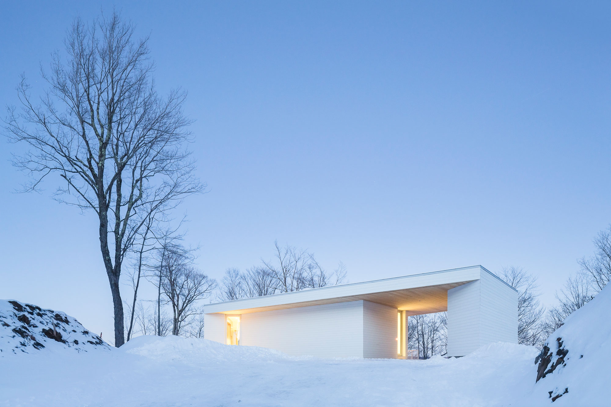 A Beautiful and Luminous Home Perched on the Snowy Terrain in Mansonville, Canada by MU Architecture (15)